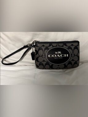 Coach Horse and Carriage signature Monogram Black and white Wristlet Like New!